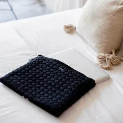 Krystyna Computer Case - Black -goneforarun Sales 2023 FLYTE 05 BLACK LIFESTYLE 2